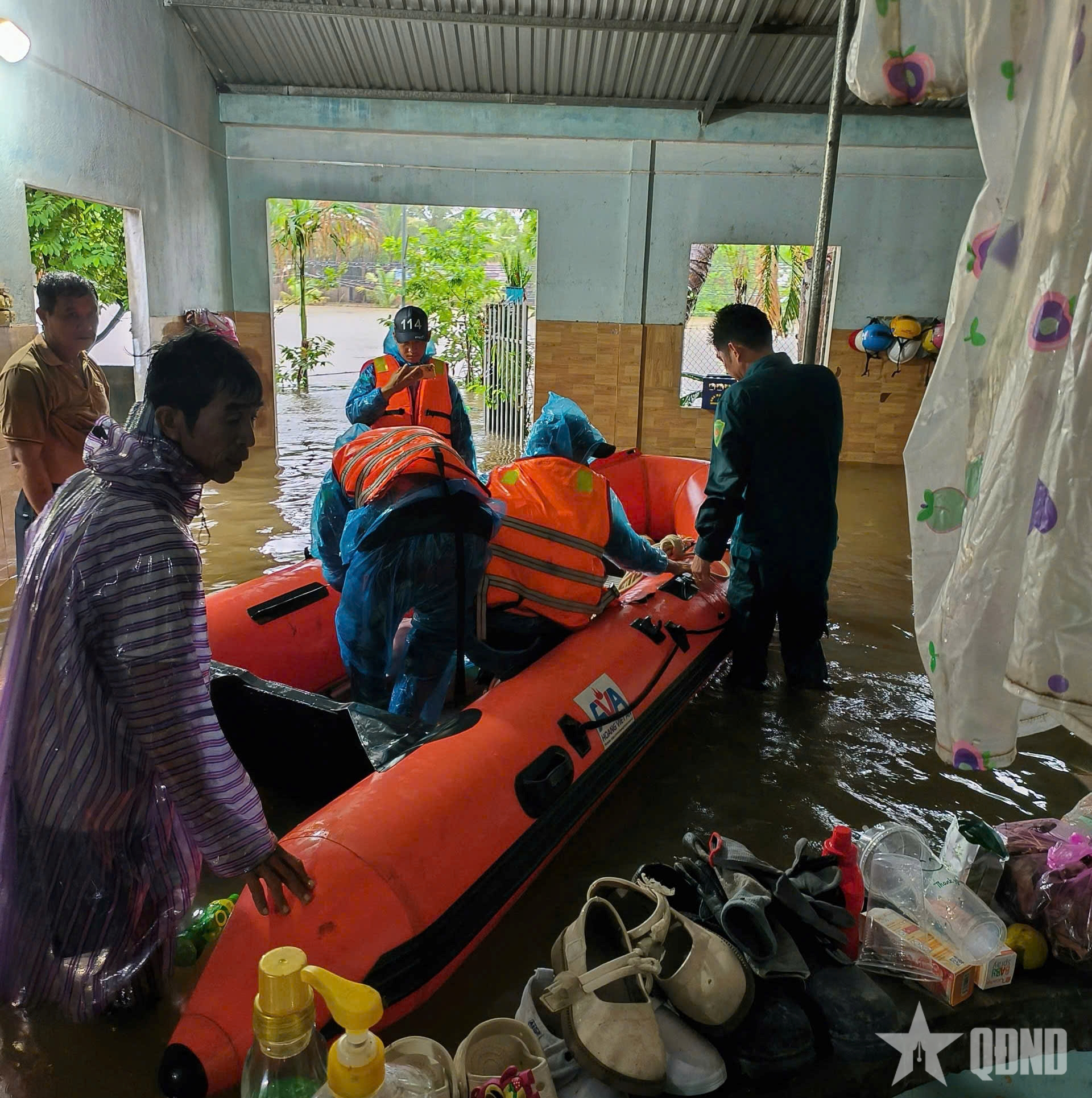 Lực lượng vũ trang tỉnh Quảng Ngãi giúp dân ứng phó mưa lớn